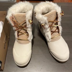 Sperry Boots Womens Size 6.5 white with fux Fur. Worn once practically brand new